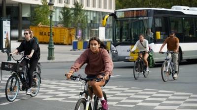 jeunes à vélo et bus 