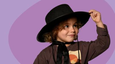 Un petit garçon déguisé en Zorro