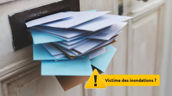 Enveloppes dans une boite aux lettres. Chèque circulaires et allocations familiales