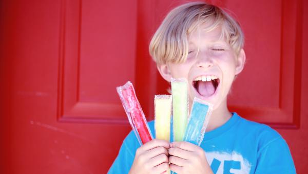 Enfant qui mange des glaces FAMIWAL